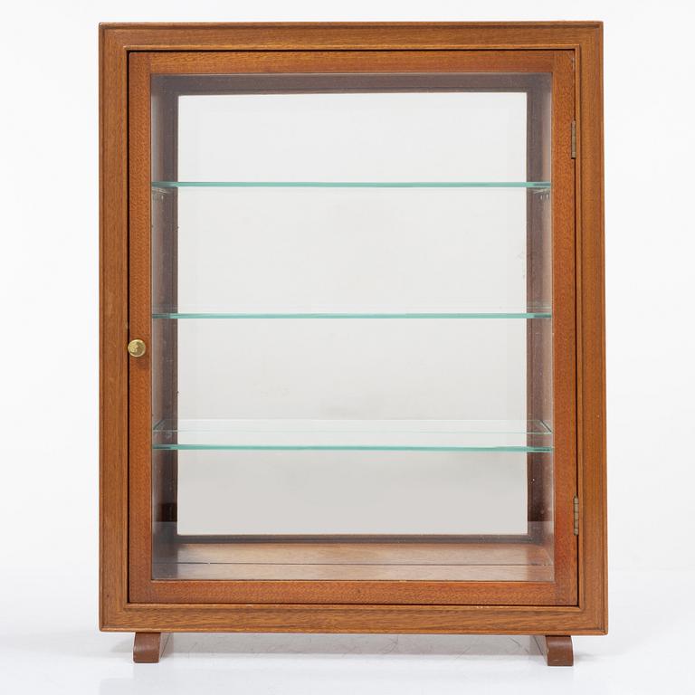 Josef Frank, a mahogany table showcase cabinet, model 2069, Svenskt Tenn, pre 1985.