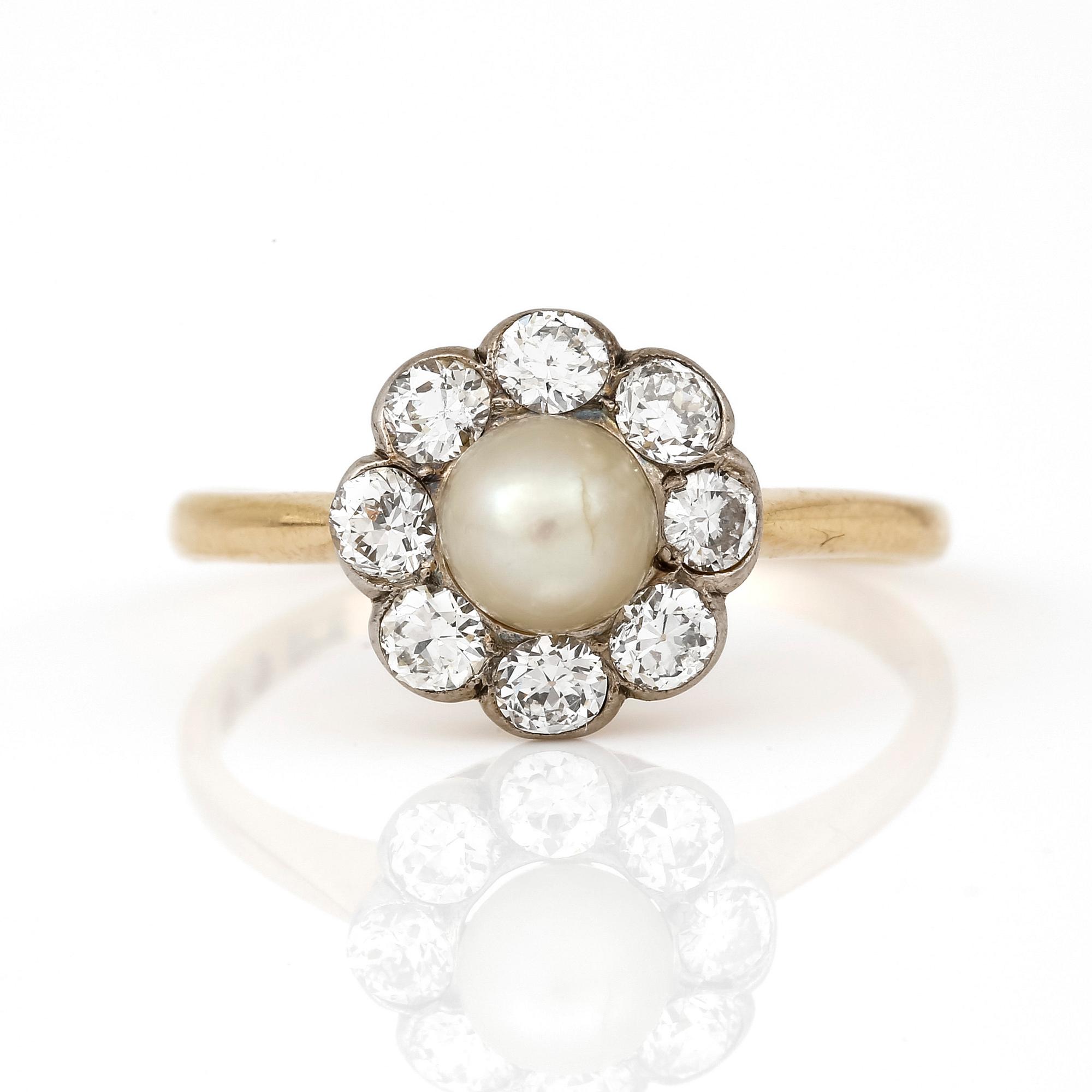 RING, med odlad pärla och gammalslipade diamanter, totalt ca 0,80 ct, Hugo Strömdahl, Stockholm, 1938.