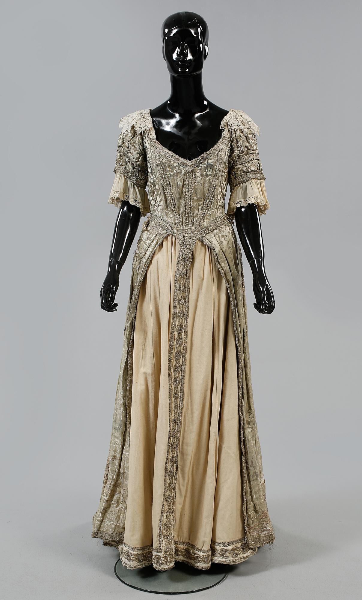 KOSTYM, 1900-talets första hälft.