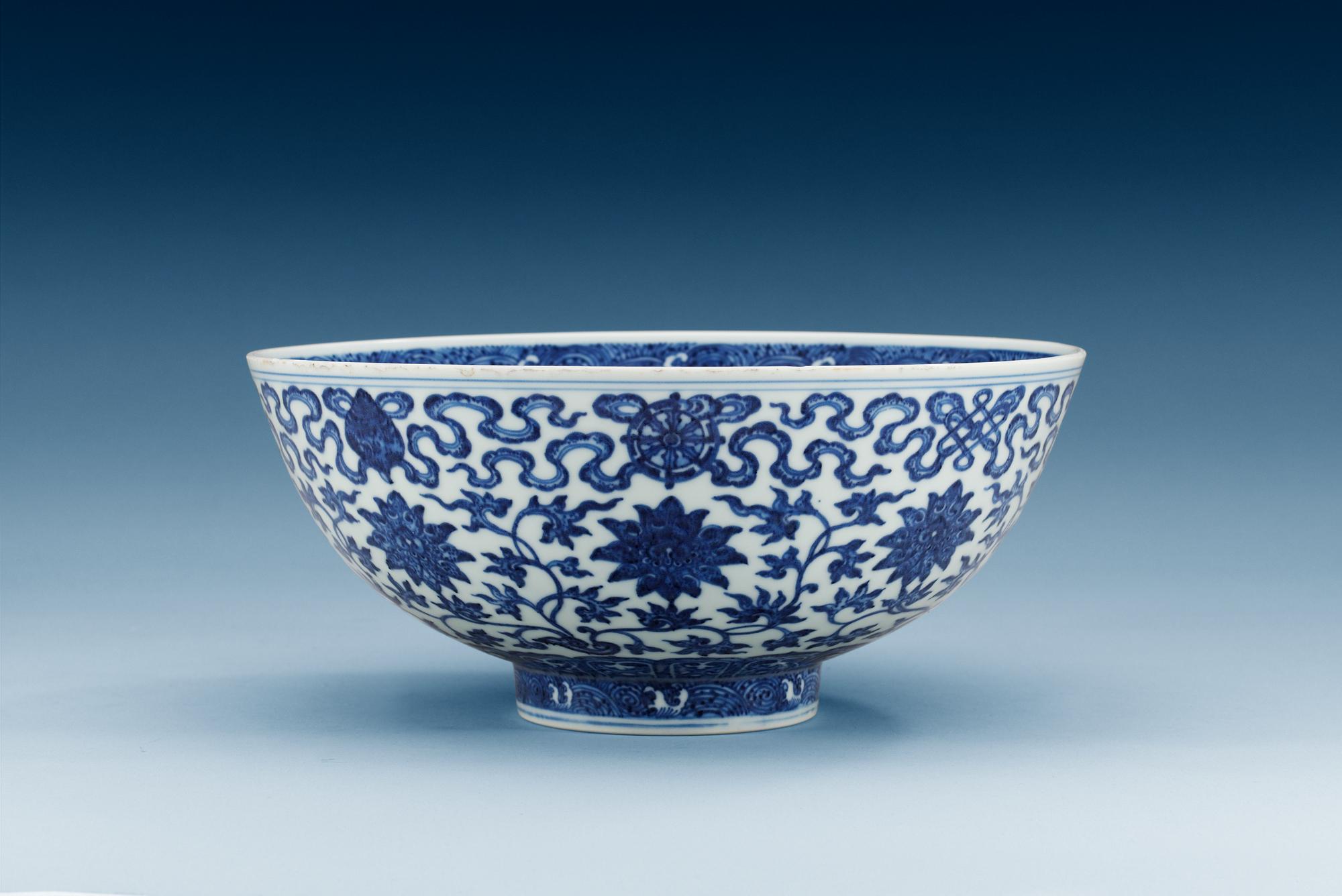 SKÅL, porslin. Qing dynastin med Qianlongs märke och period (1736-95).
