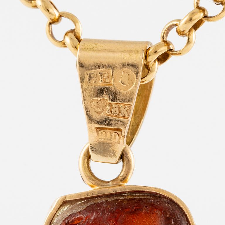 Pendant with chain 18K gold.