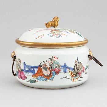 A famille rose tureen with cover and inlay, Qing dynasty, late 19th century.