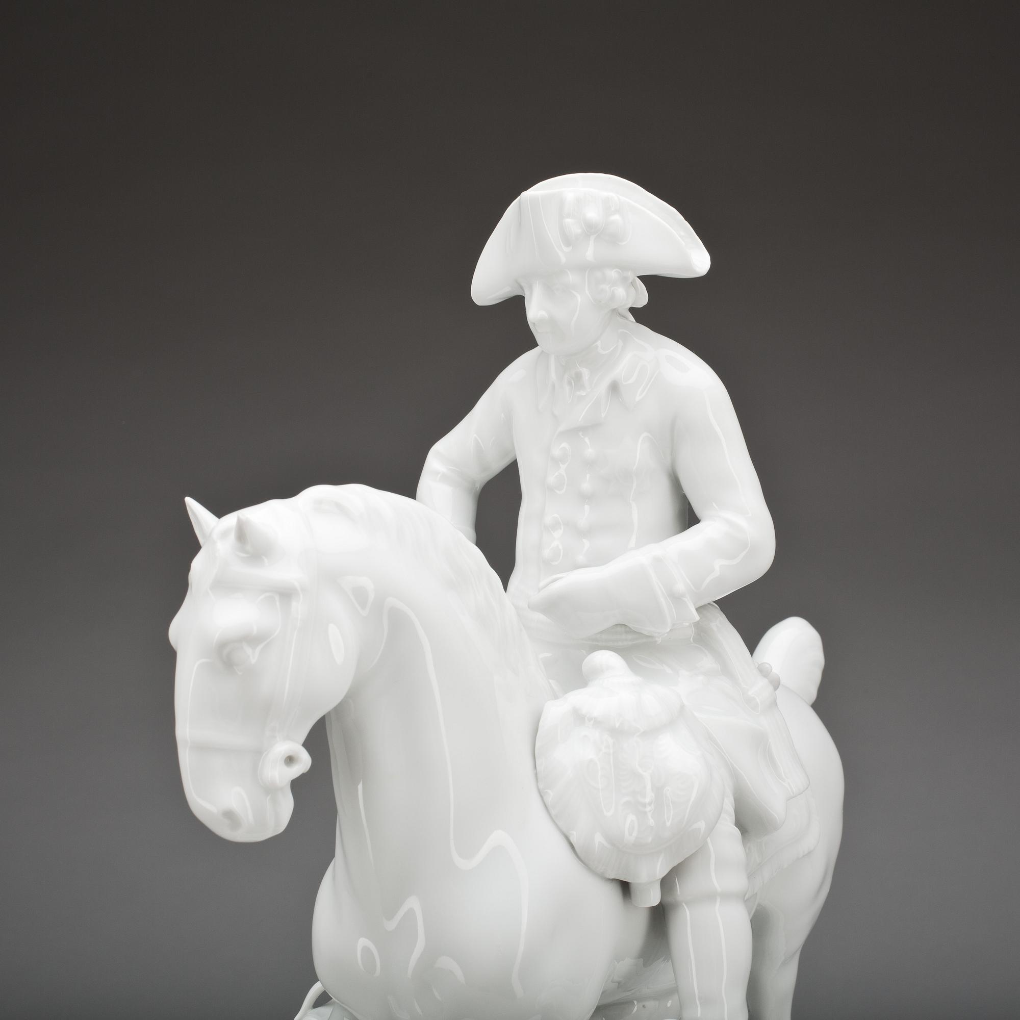 FIGURIN på POSTAMENTE, porslin, Fürstenberg, 1900-tal.