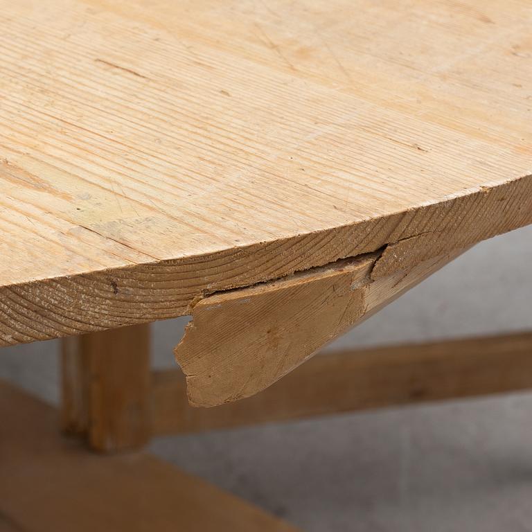 A Gustavian gate-leg table, circa 1800.