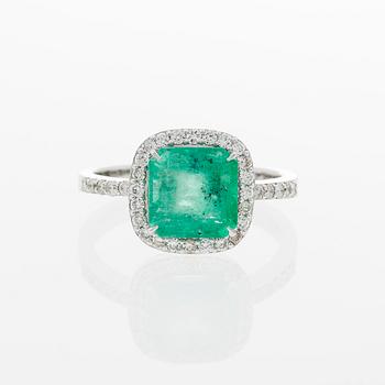 A RING, facetted emerald, brilliant cut diamonds, 14K white gold.