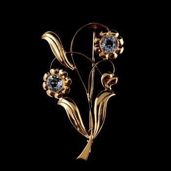 BROSCH, 18k guld med fasettslipade syntetiska spineller, Oskar Waleby, Stockholm, 1945. Vikt 7 g.