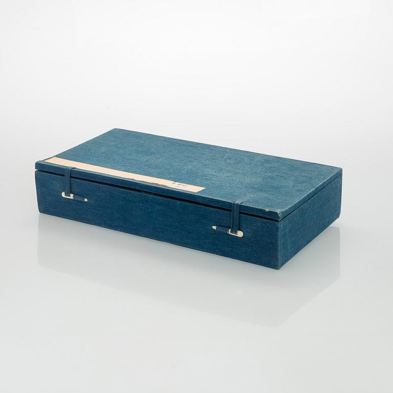 Two 18th-century Chinese porcelain dishes.