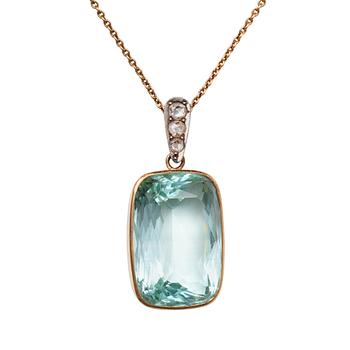 371. A PENDANT, 18K gold, aquamarine 24 x 16 x 11 mm, c. 25 ct, rose cut diamonds. Helsinki 1916. Chain 44 cm.