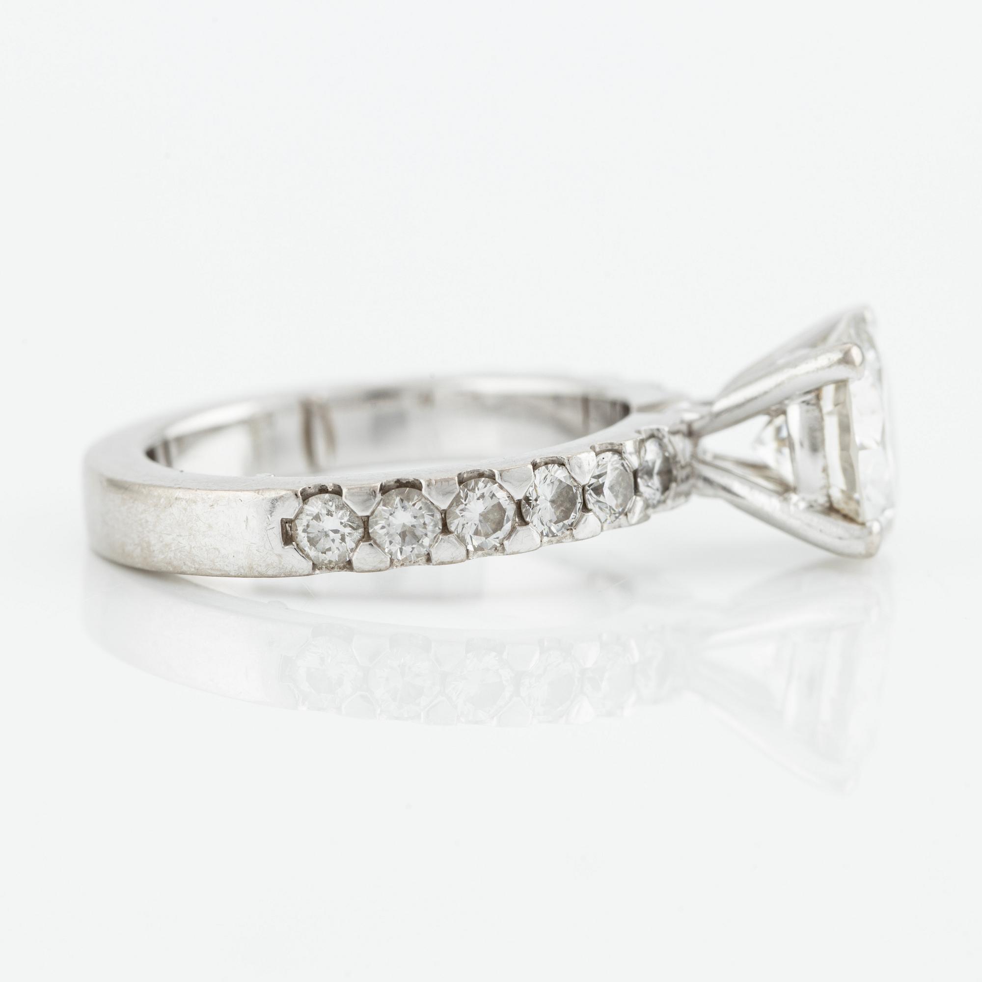 Ring in 18K white gold with a round brilliant-cut diamond approximately 1.75 cts.