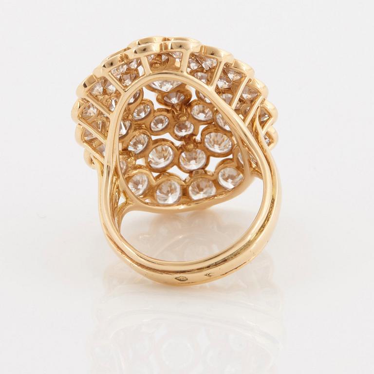 Cartier a ring in 18K gold set with round brilliant-cut diamonds.