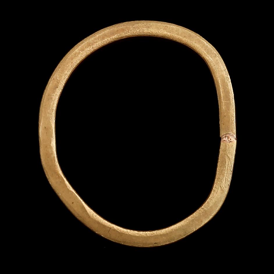 RING, 18 k guld, svenska stämplar 1957. Vikt ca 4 g.