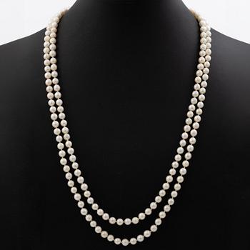 Cultured pearl necklace with an 18K gold clasp set with stones in various colours.