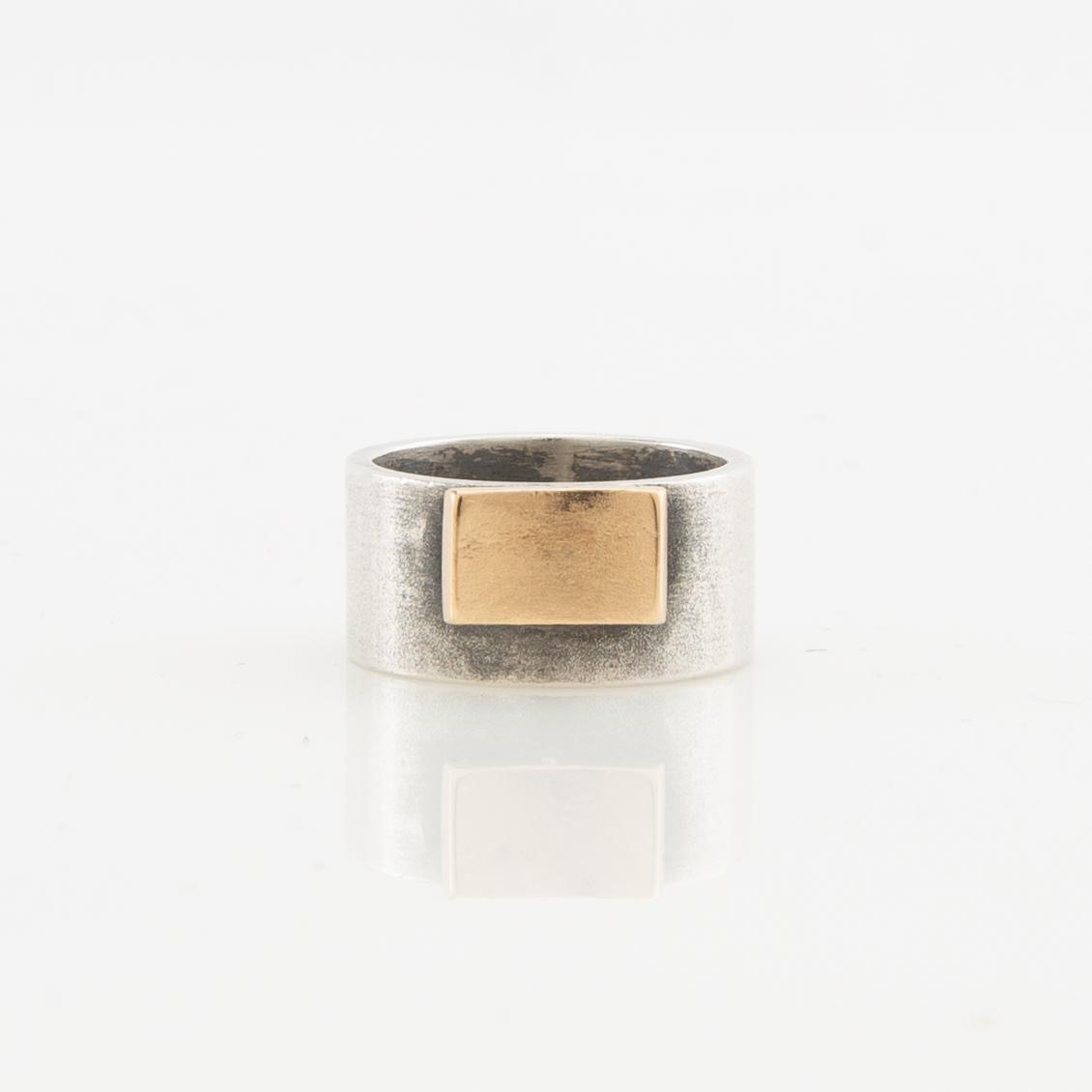 Claes Liljeroth, Ring of silver and 18K gold.