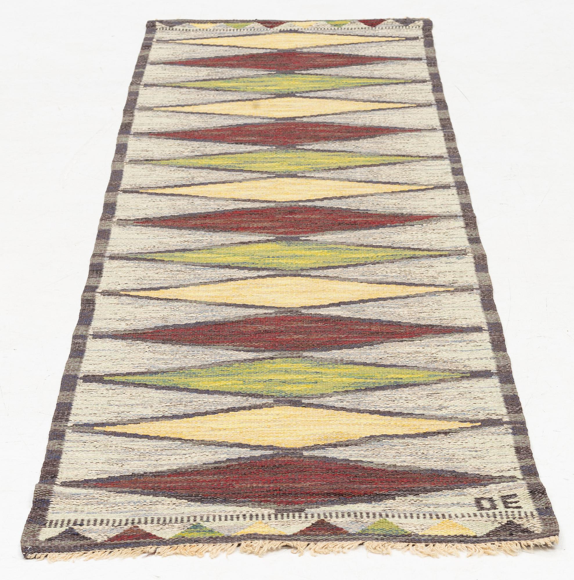 Gallerimatta, rölakan 278 x 76 cm, signerad DE.