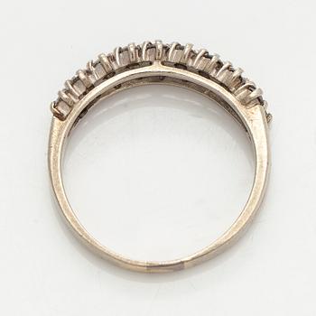 Sormus, briljanttihiotut timantit, 14K valkokultaa, Suomi 1989.