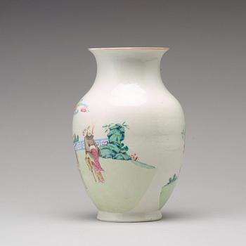 A famille rose vase, Qing dynasty, 19th century.