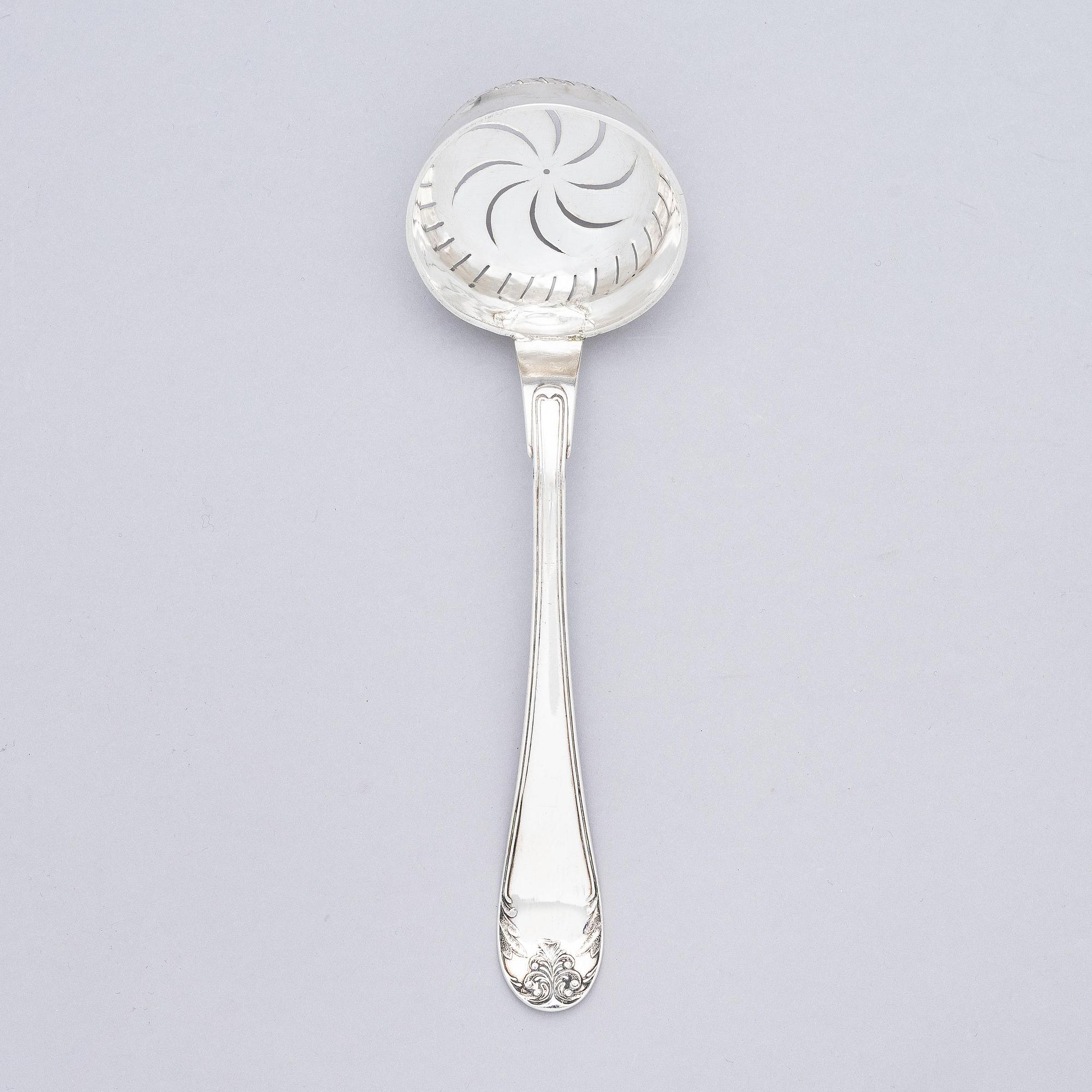 Abraham Hamnqvist, sockerskål med lock, silver, Åmål 1819, och strösked, Bengt Hallberg, Karlstad (1825-1830 (39)).