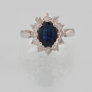 RING, 14K vitguld med fasettslipad blå safir samt briljantslipade diamanter  ca 0.60 ct. Vikt 5,1 gram.
