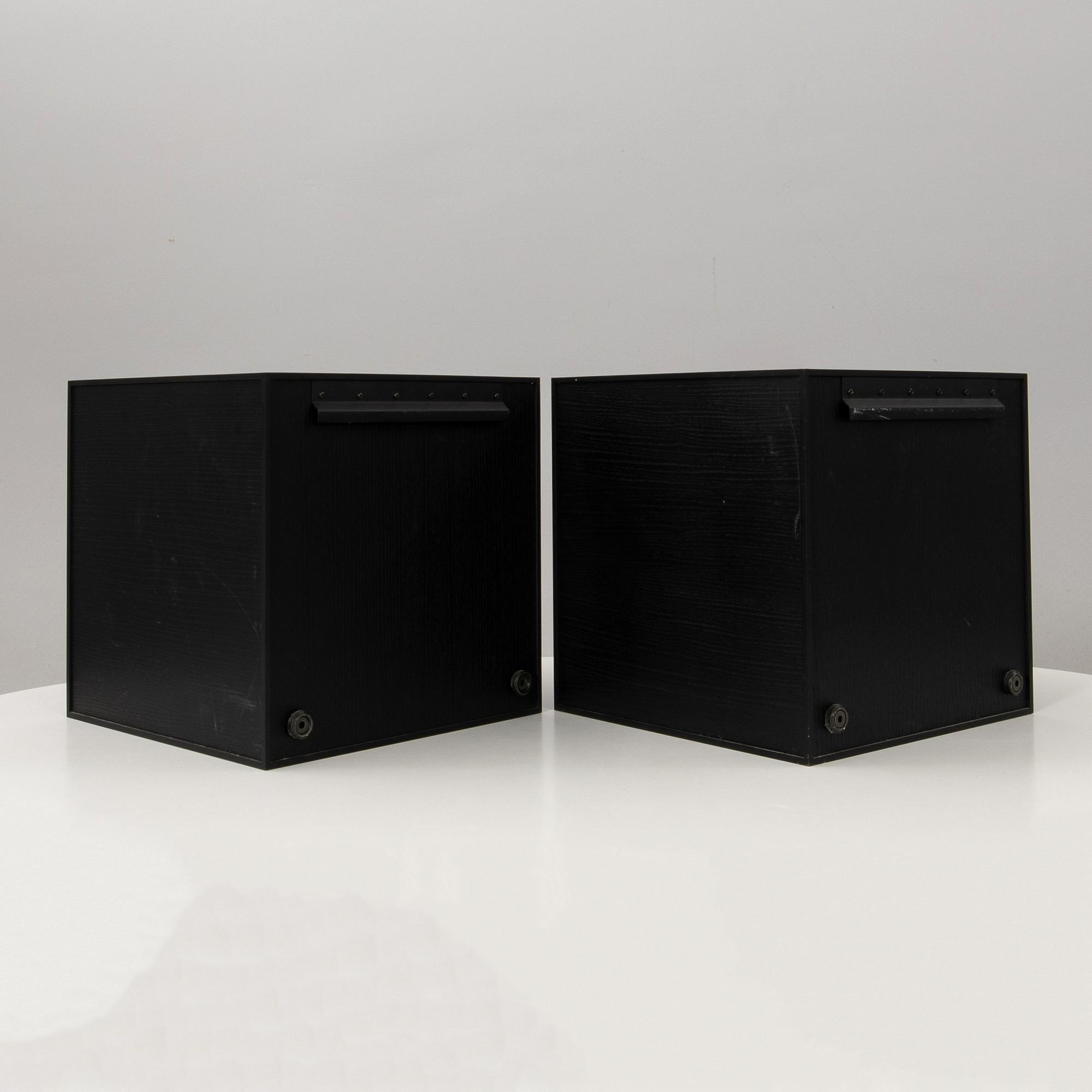 Mogens Lassen, vägghyllor ett par "Frame 35 Box" för Audo Danmark 2020-tal.