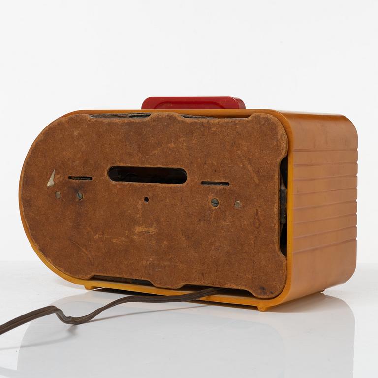 A Fada Streamliner "Bullet" radio model 1000, ca 1945.