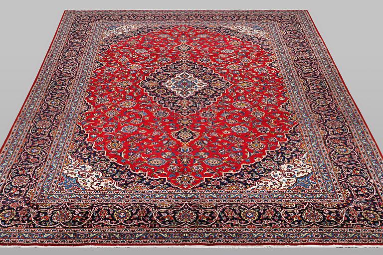 A carpet, Kashan, ca 360 x 247 cm.