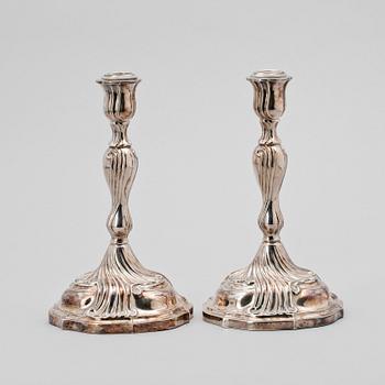LJUSSTAKAR, ett par, rokokostil, silver, svenska importstämplar, 1900-tal.
