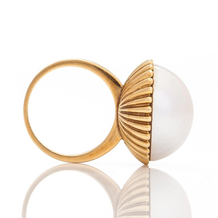 Ring, 18K gold and mabé pearl.