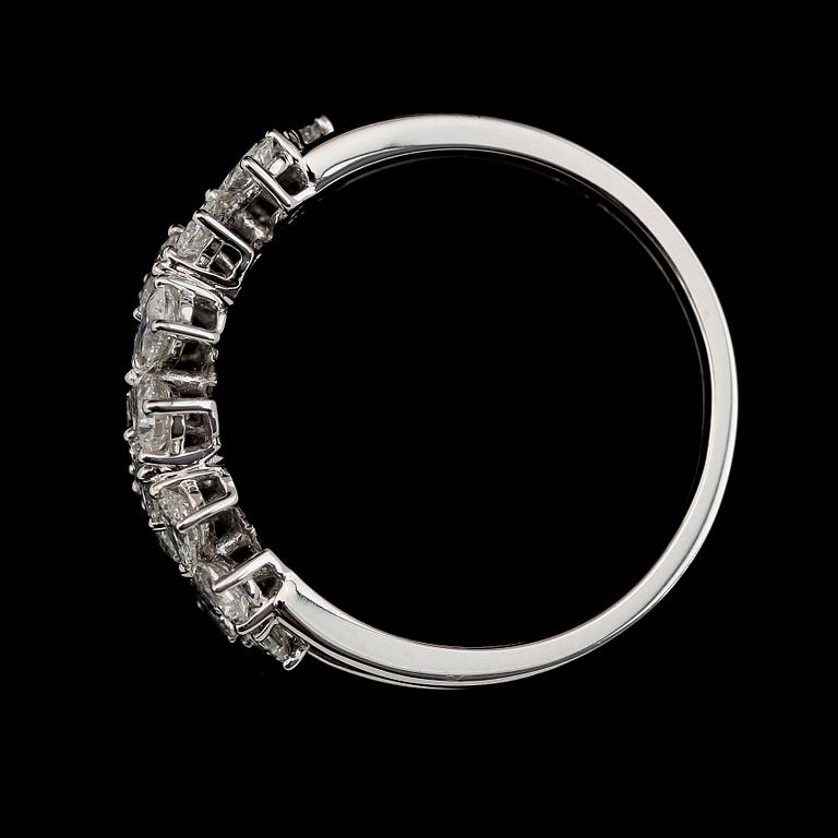RING, 18K vitguld, diamanter tot ca 1.20 ct.