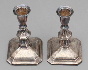 LJUSSTAKAR, ett par, silver, stämplade 830, 1900-talets första hälft.