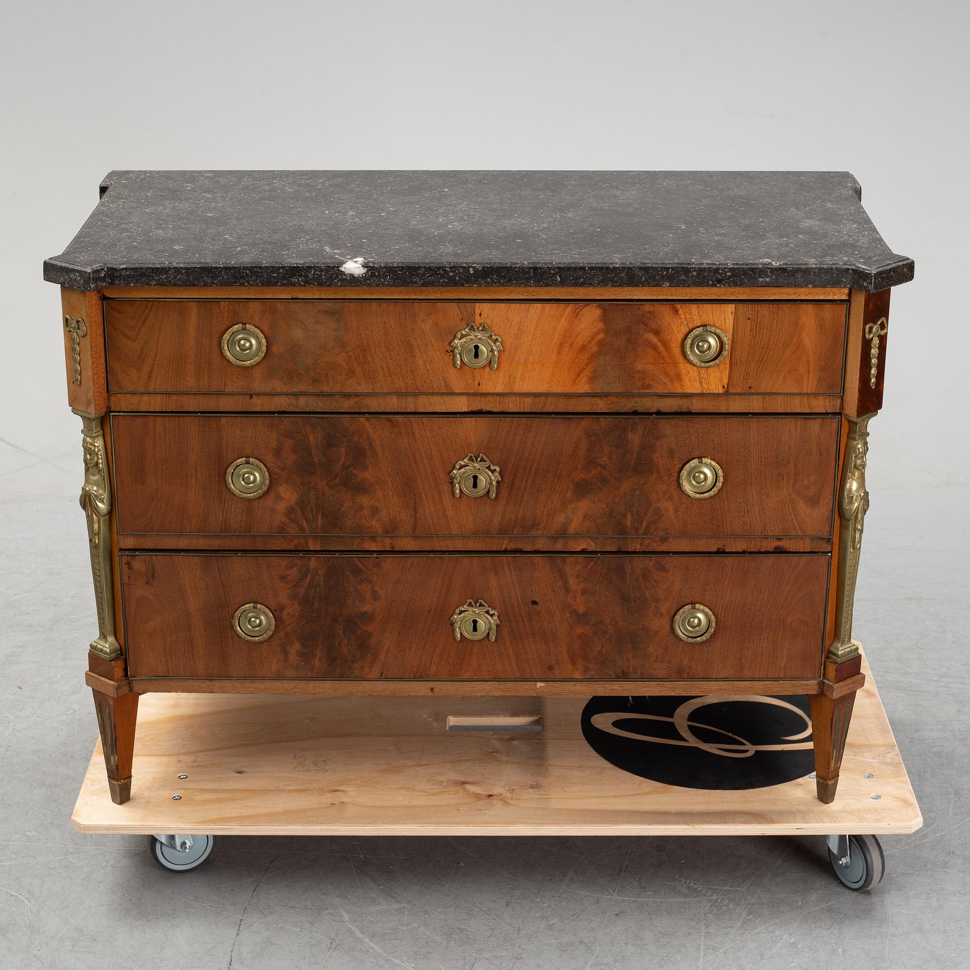 A late Gustavian chest of drawers, early 19th Century.