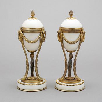 CASSOLETTER, ett par. Louis XVI-stil, 1800-talets andra hälft.