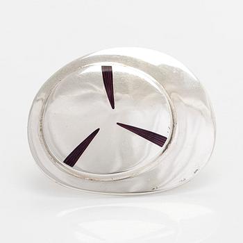 Juhani Linnovaara, riipus/rintaneula, sterlinghopeaa ja emalia, "Dyckia", Lapponia 1975.