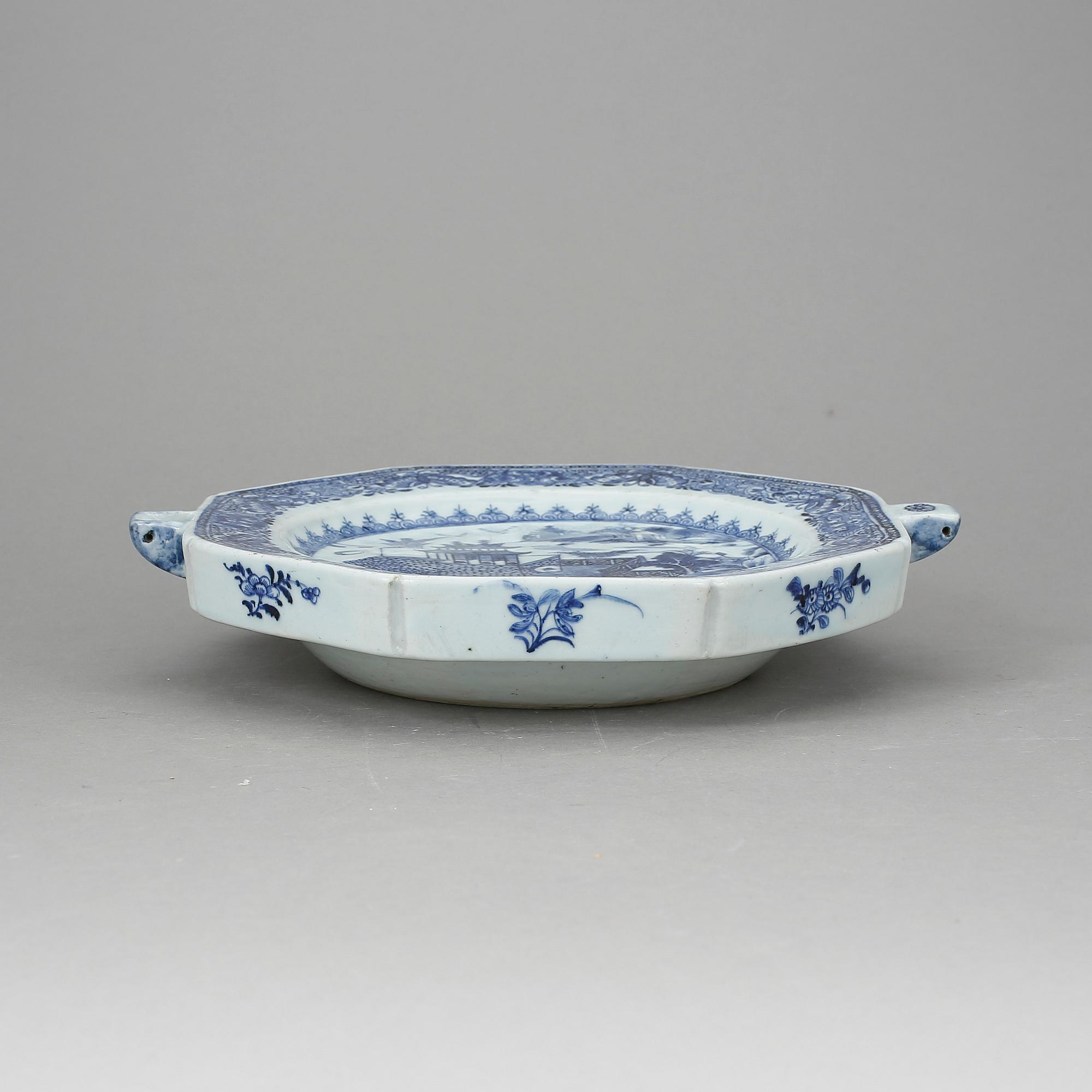 VÄRMETALLRIK, porslin, Qianlong, Kina 1700-tal.