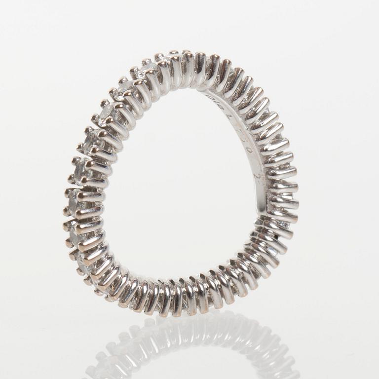 RING, Ole Lynggard, "Celebration", 18K vitguld med briljantslipade diamanter ca 1.84 ct.