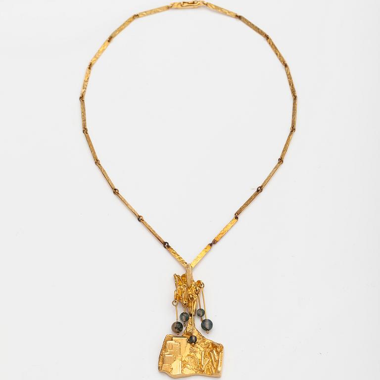 BJÖRN WECKSTRÖM, An 18K gold necklace "Rain in the mountains" with moss agate. Lapponia 1970.