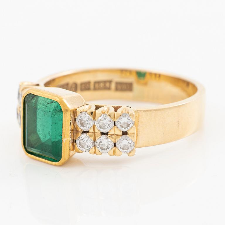 Ring 18k guld med en fasettslipad smaragd och runda briljantslipade diamanter.