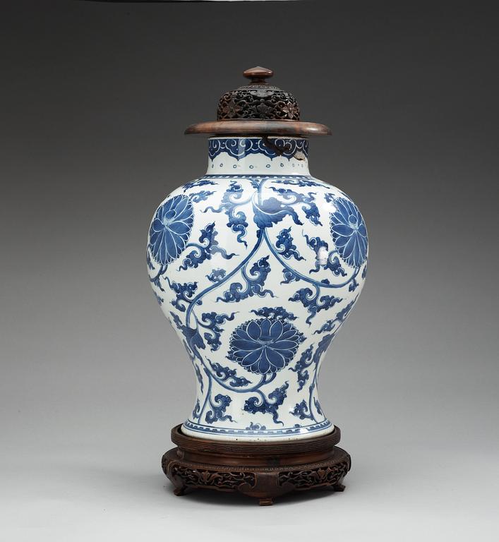 A blue and white jar, Qing dynasty, Kangxi (1662-1722).