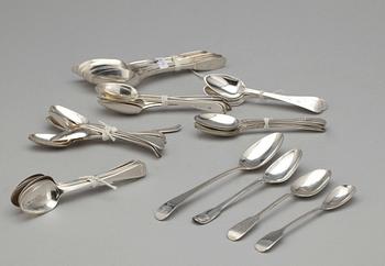 PARTI SKEDAR, ca 60 st, silver, blandade tillverkare och städer, mest England. 1700-1800-tal. Totalvikt ca 1200 gram.