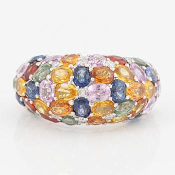 Ring, 18K white gold with multi-coloured sapphires and brilliant-cut diamonds.