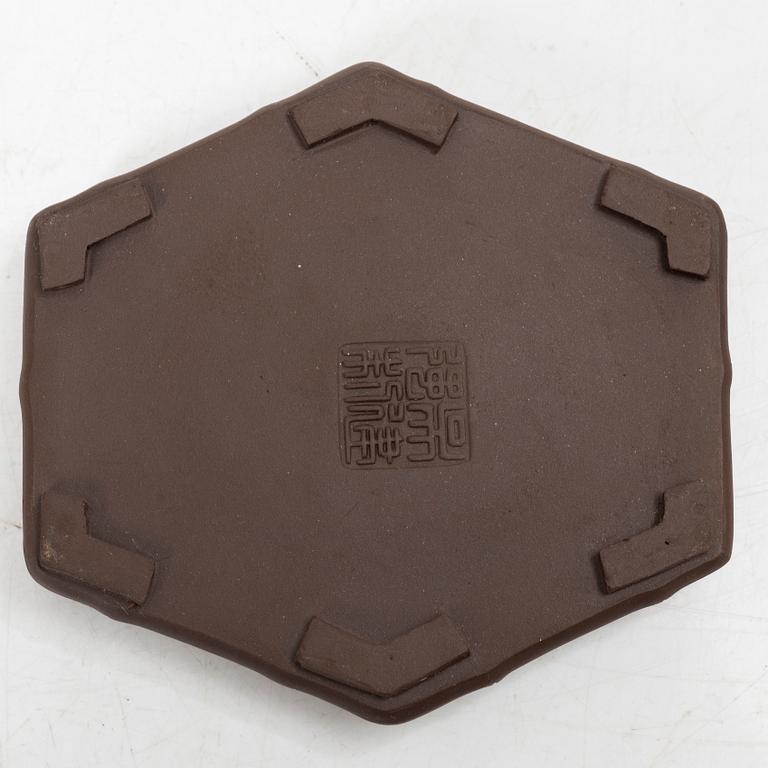 Fyra koppar med fat, yixing, Kina, 1900-talets senare del.