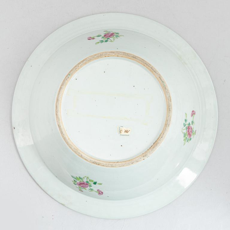 A Chinese Canton porcelain basin, Qing dynsaty, 19th century.