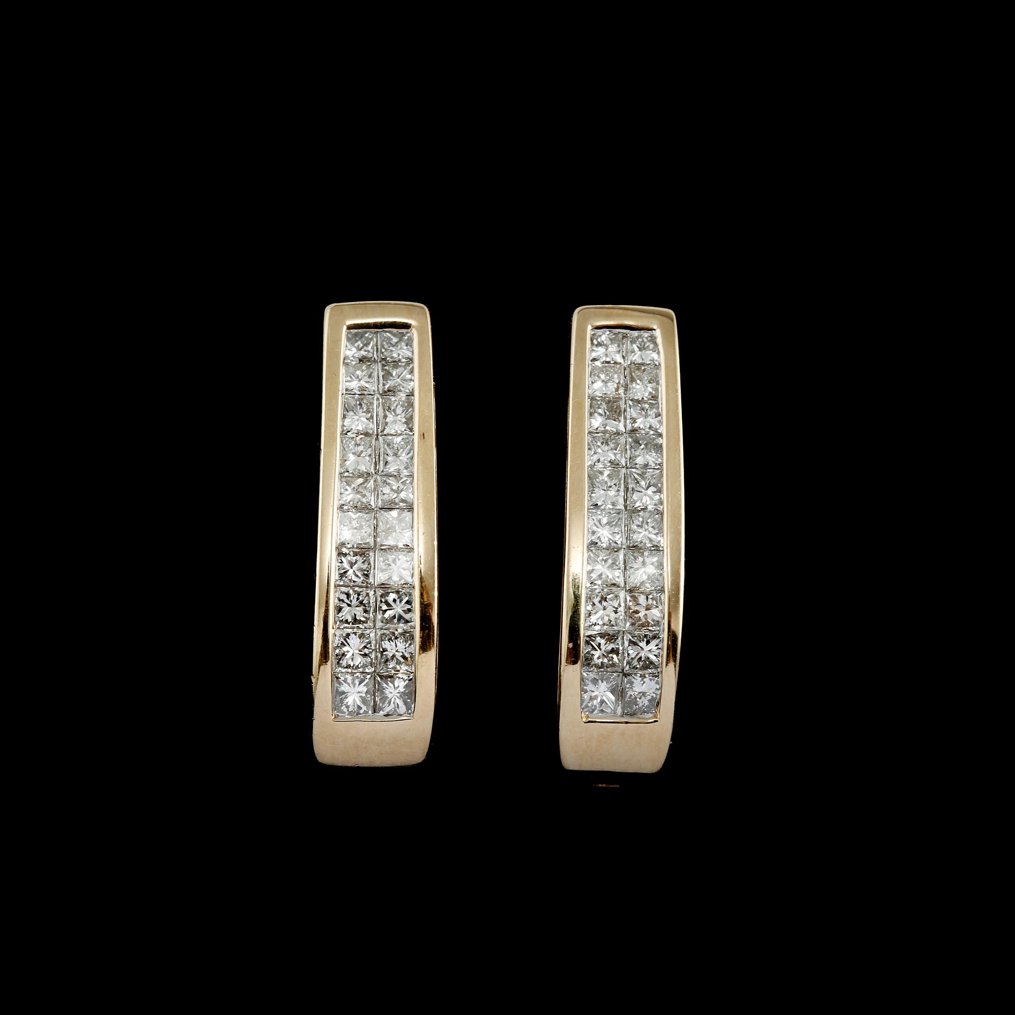 ÖRHÄNGEN, 14K guld med prinsesslipade diamanter, ca 1.50 ct. Vikt 5,4 g.