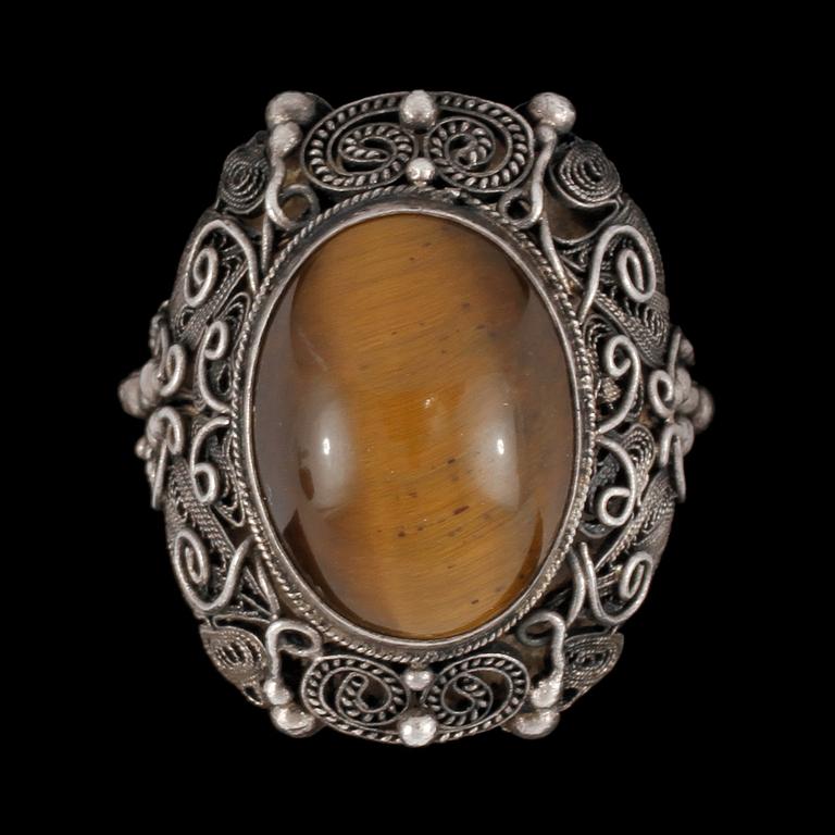 ARMLÄNK samt RING, silver med cabochonslipat tigeröga, 1900-talets andra hälft.
