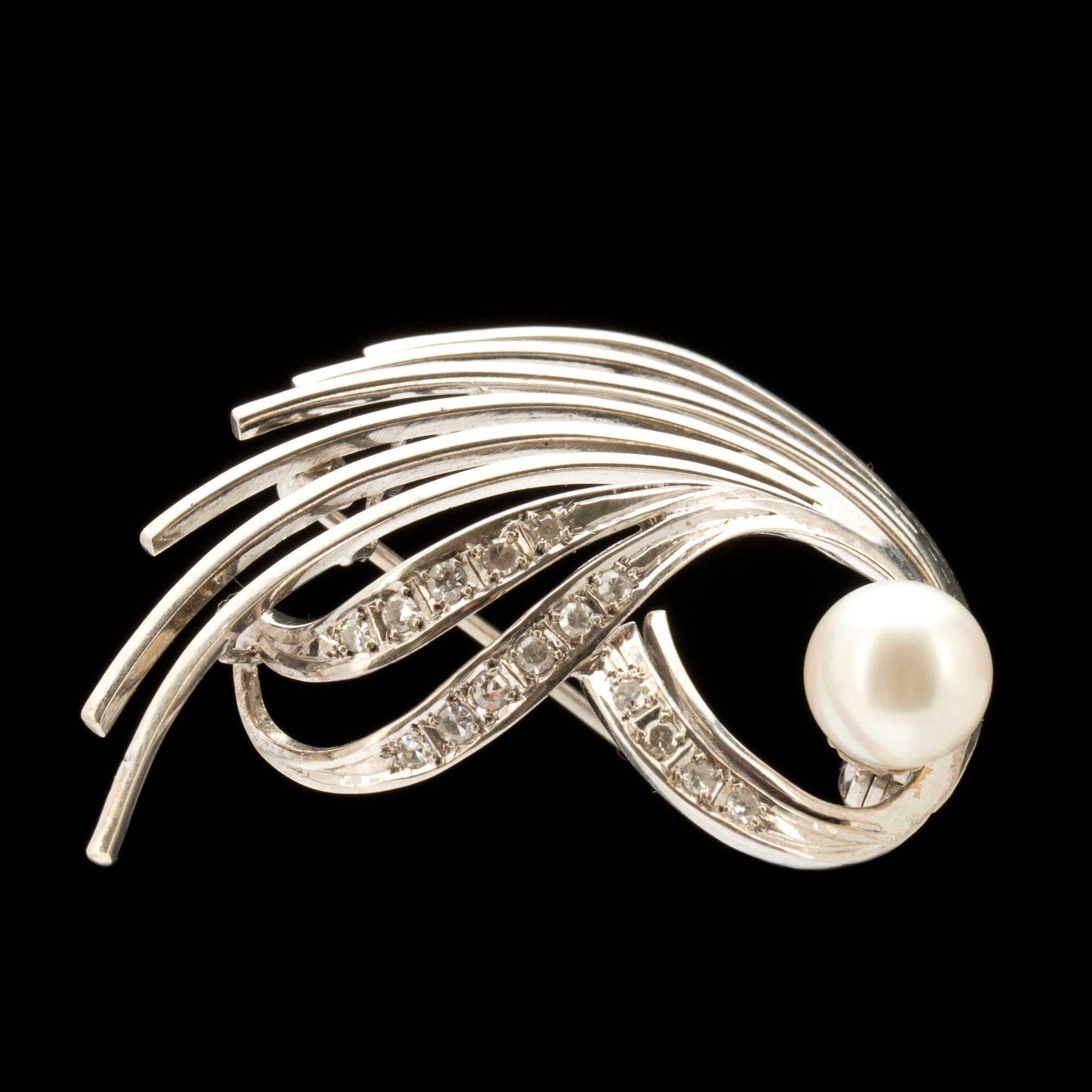 BROSCH, 14k vitguld med odlad pärla samt åttkantslipade diamanter, ca 0,15ct. Vikt ca 7g.