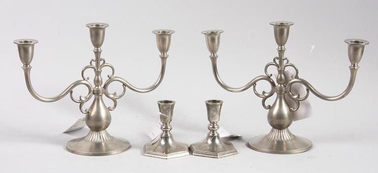 KANDELABRAR, ett par samt LJUSSTAKAR, ett par. Tenn. Just Andersen, Danmark.