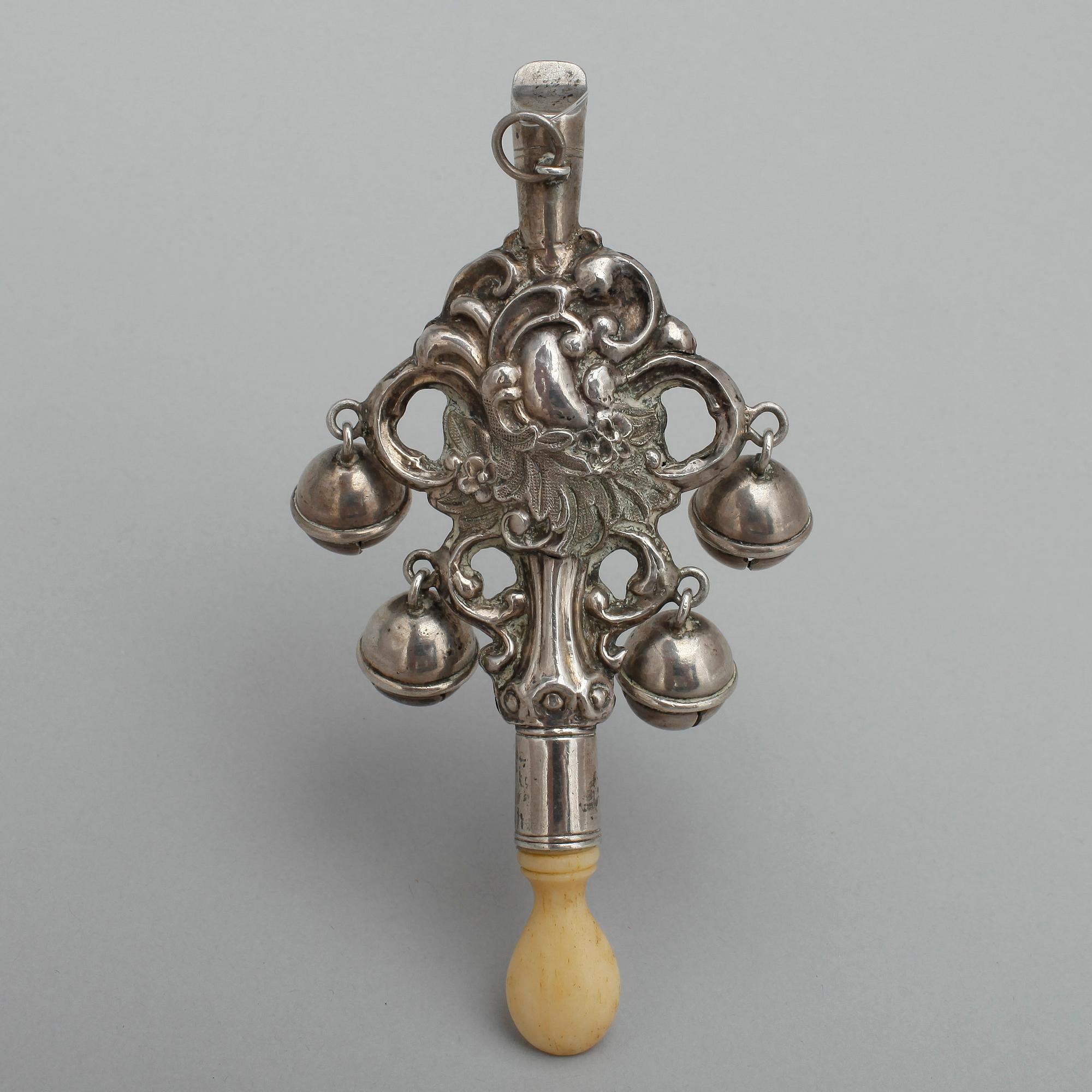 SKALLRA MED VISSELPIPA. Silver. Otydl stmpl, 1800-talets mitt. Tot ca 31 g.