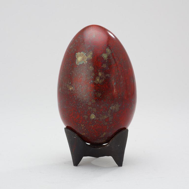 A Hans Hedberg faience box and two eggs, Biot, France.