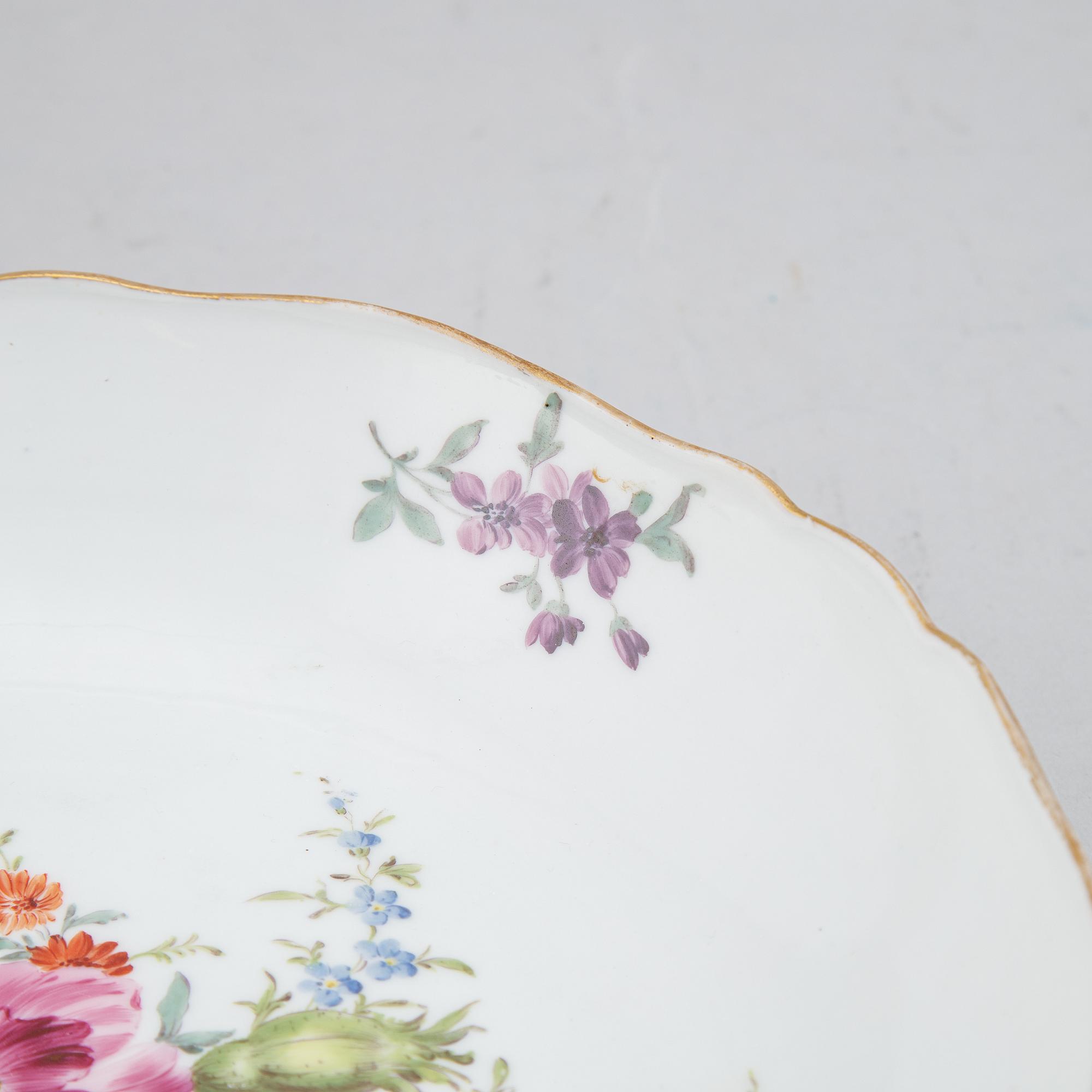 A group of 17 porcelain dishes. Meissen, punktzeit (1756-1773) and Marcolinis period (1774-1814).