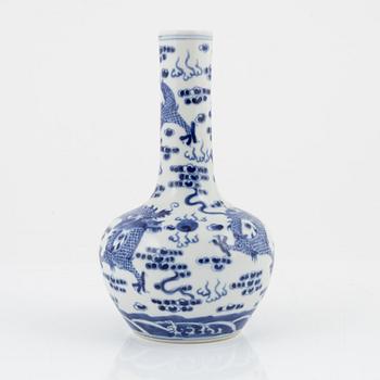 A blue and white dragon vase, late Qing dynasty, circa 1900.