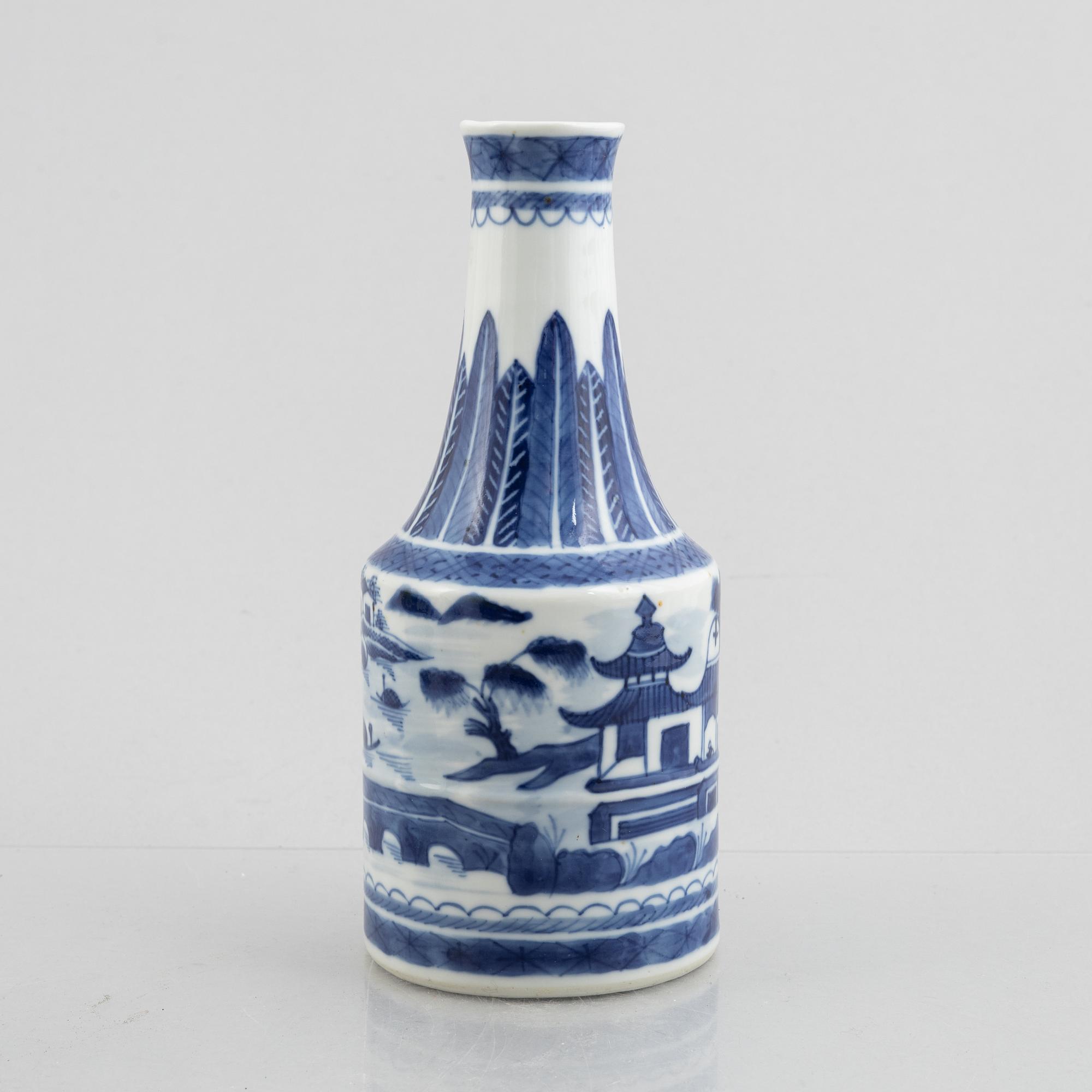 A blue and white bowl and bottle, China, Qing dynasty, 19th century.